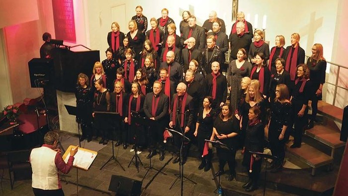 Ein großer Chor singt in einem Kirchenraum