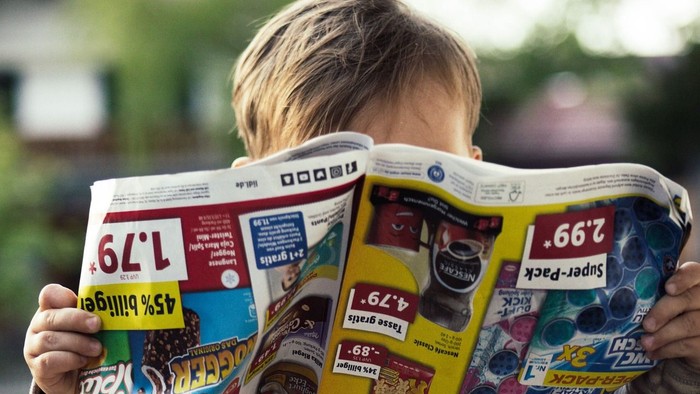 Kind liest bunte Zeitschrift