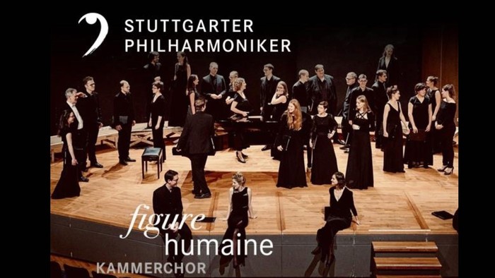 Un groupe de musiciens et de chanteurs sur scène, dirigés par un chef d'orchestre