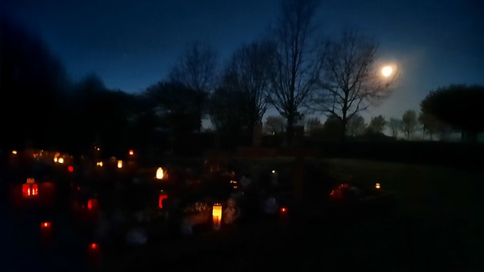 Friedhof bei Mondschein