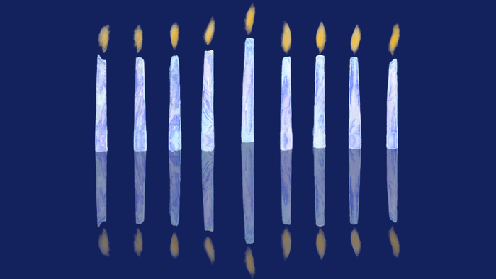 Ni tændte stearinlys på rad, der spejler sig mod en mørkeblå baggrund.