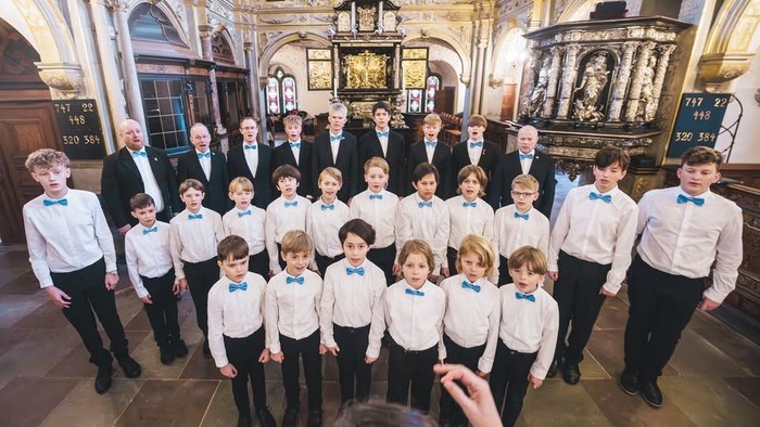 En gruppe børn og voksne poserer sammen i en kirke.