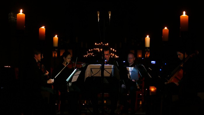 Musiker spielen bei Kerzenlicht