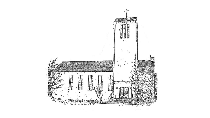 Einfache Kirche mit hohem Turm und Kreuz.