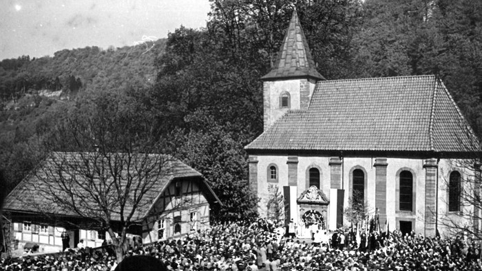 Große Menschenmenge vor Kirche und Haus, historical black and white photo