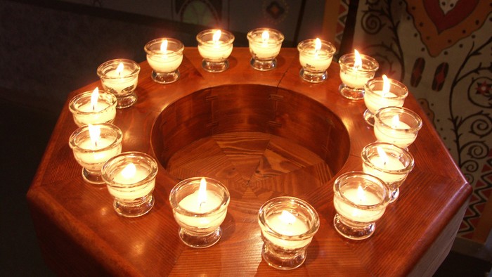 Taufschale mit Teelichtern