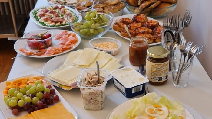 Großzügig gedeckter Frühstückstisch mit verschiedenen Speisen und Getränken