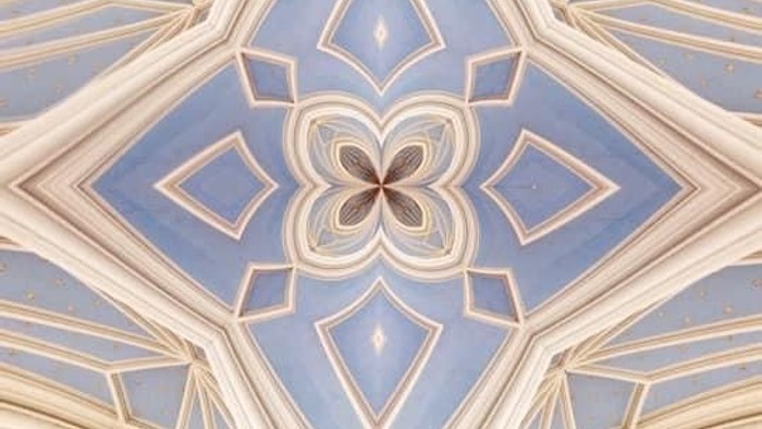 Indre del af en prægtig kirke med blå og guld dekorerede vægge og hvelvede tag