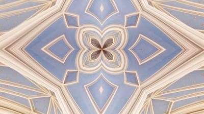 Indre del af en prægtig kirke med blå og guld dekorerede vægge og hvelvede tag