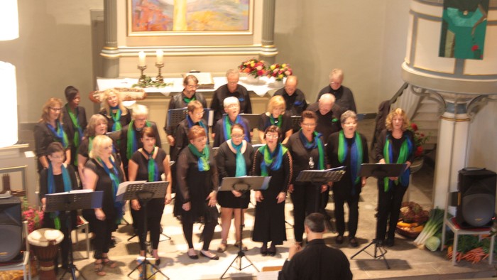 Ein Chor singt in einer Kirche