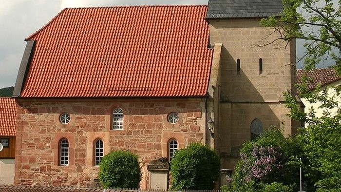 Kirche mit hohem Turm und rotem Dach.