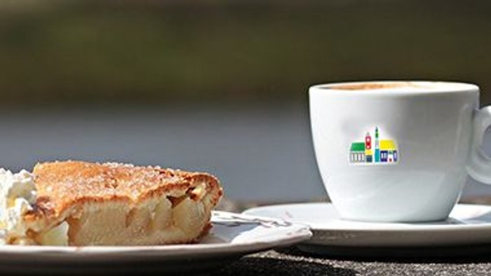Kaffeetasse und Stück Kuchen