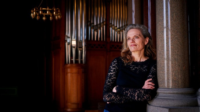 Kvinde ved orgel i kirke