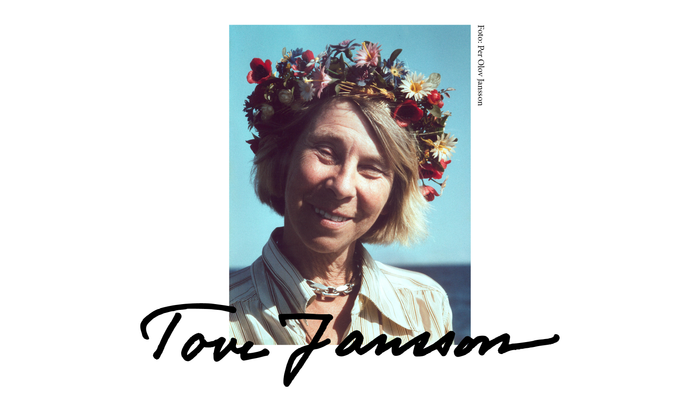 Portræt af Tove Jansson, der smiler med en blomsterkrans, sat på en blå baggrund.
