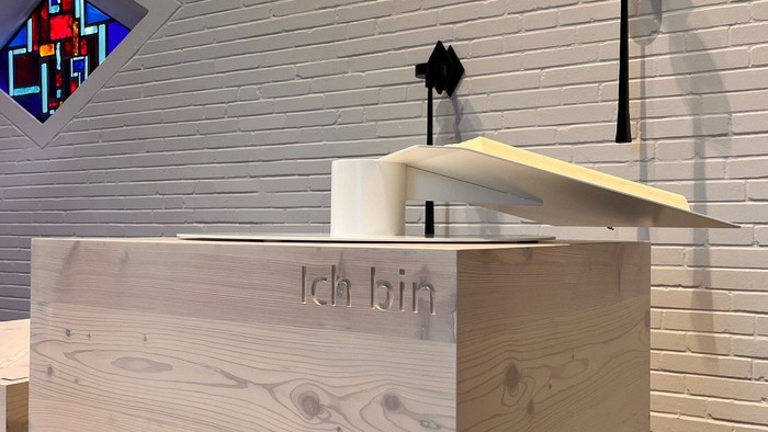 Holztheke mit zwei Zapfhähnen und bunten Glasfenster