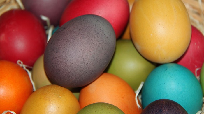 Bunte Ostereier im Korb.