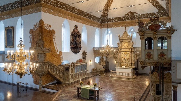 Prächtiger barocker Kircheninnerraum mit aufwendigen goldenen Verzierungen und Kronleuchtern