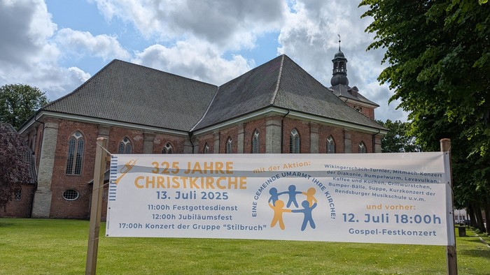 Bannertafel vor Kirche: 325 Jahre Christ-Kirche, Festlichkeiten und Konzert