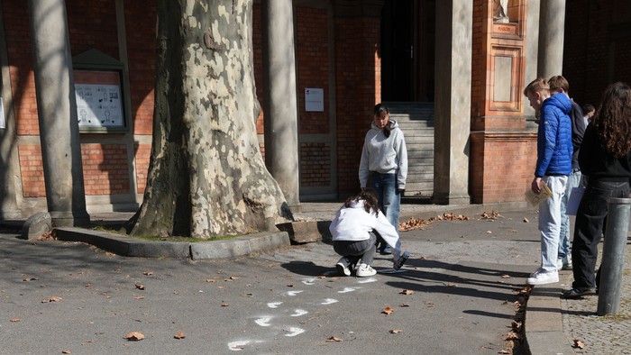Fußabdrücken zur Kirche