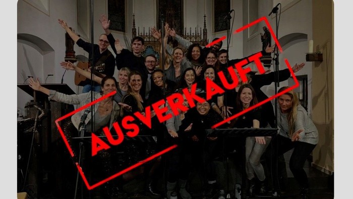 Ein Chor proben gemeinsam in einem Raum