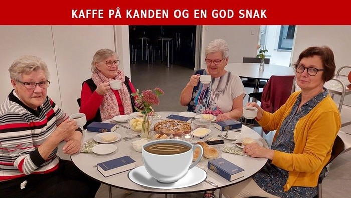 Fire kvinder gennemsmører en kaffepause med småkager i et lys og inviterende miljø