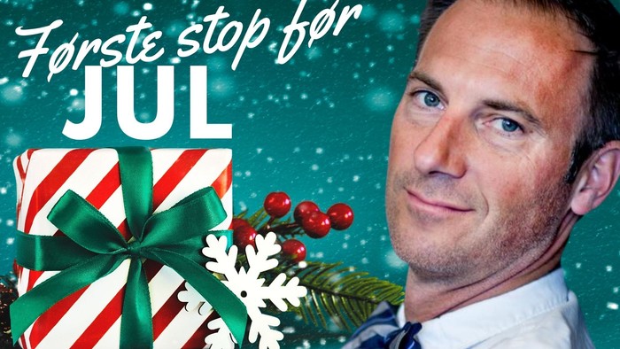 En festleg og glædelig julkort med en mand og en gave med røde og grønne striber.