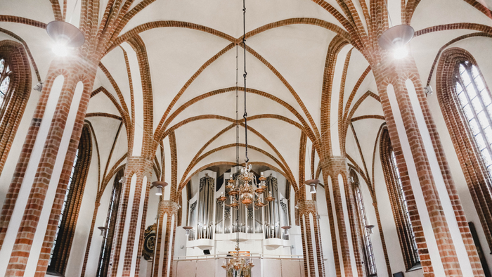 Großartige Kirchenarchitektur mit hohem Gewölbe und Orgel