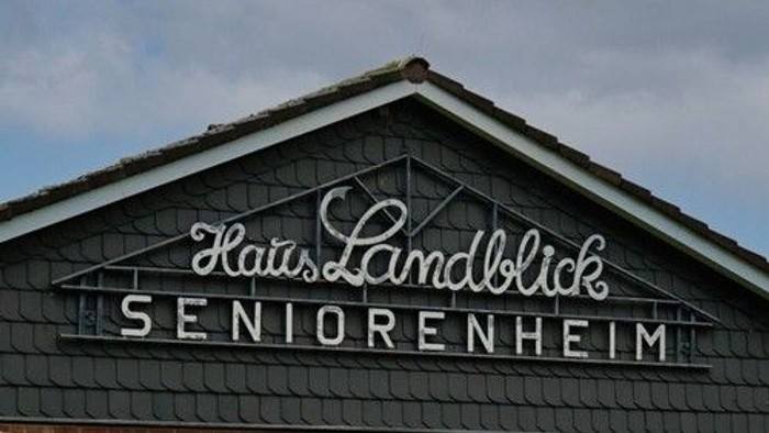 Das Schild zeigt den Namen "Haus Landblick Seniorenheim".