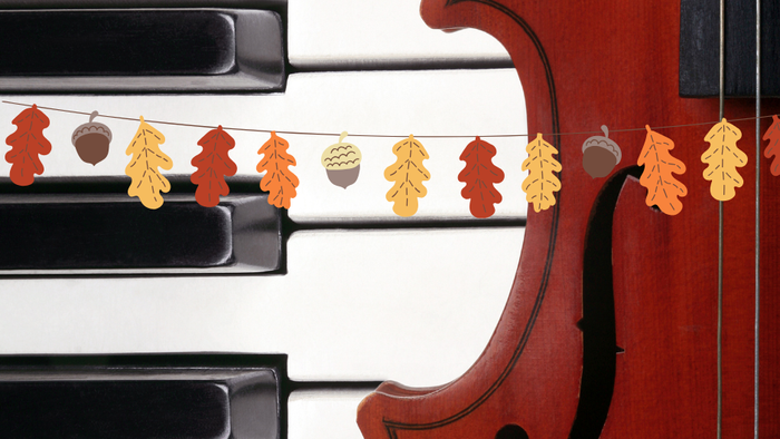 En piano og en bratsch med efterårsdekorationer.