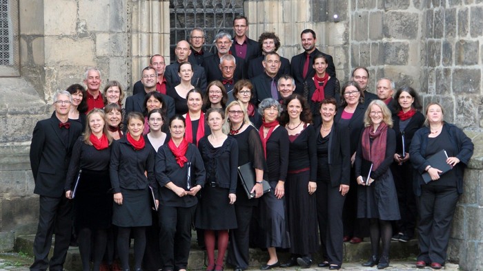Foto des Chores vor einer Kirche