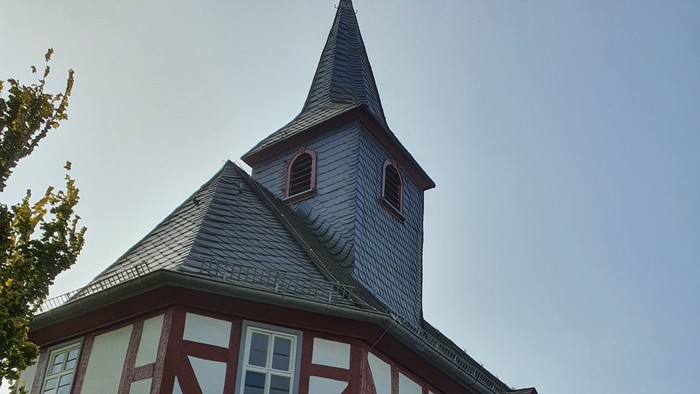 Das Bild zeigt ein traditionelles Fachwerkhaus mit einem markanten Turm.