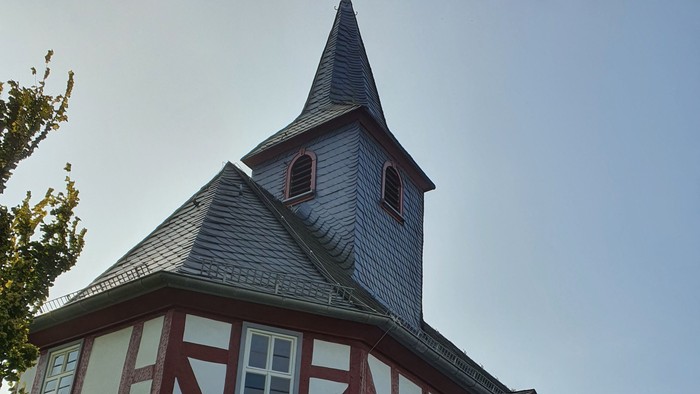 Das Bild zeigt ein traditionelles Fachwerkhaus mit einem markanten Turm.