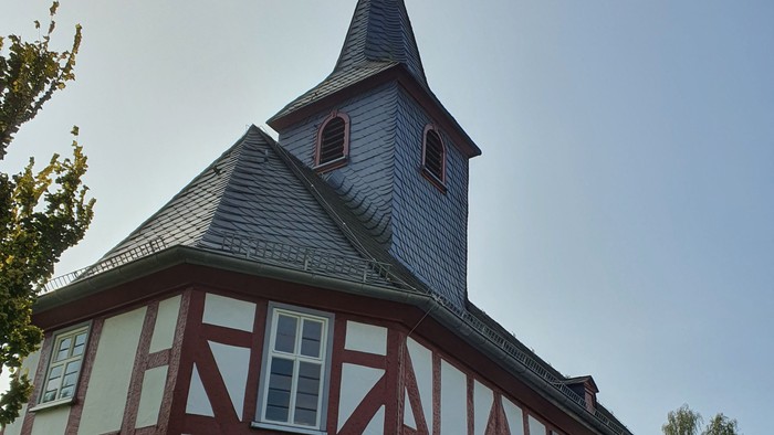 Das Bild zeigt ein traditionelles Fachwerkhaus mit einem markanten Turm.