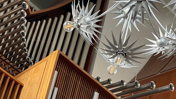 Moderne lysinstallationer hænger over orgelpiperne