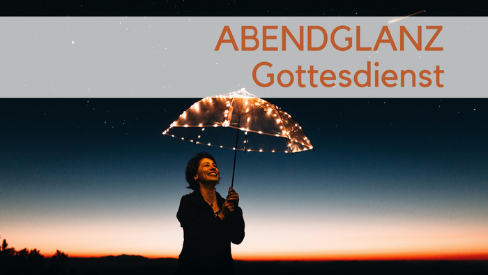 Frau steht vor Nachthimmel mit einem leuchtenden Regenschirm