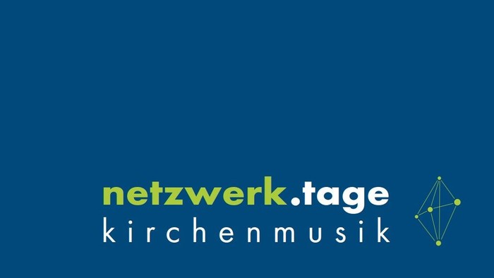 Schriftzug Netzwerktage Kirchenmusik in den Farben Grün und Weiß vor blauem Hintergrund