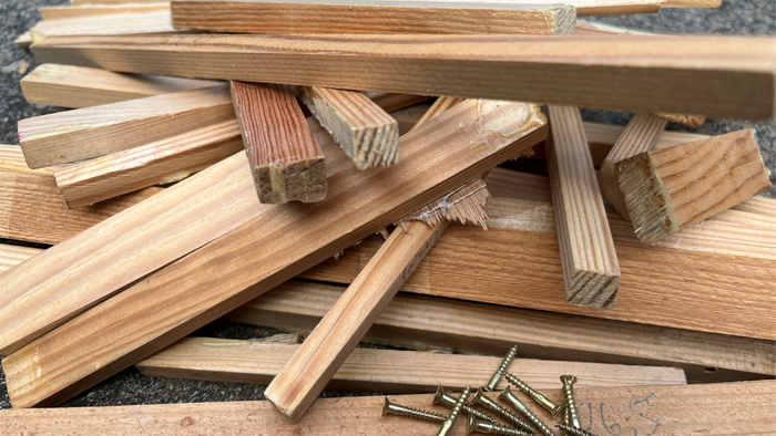 Holzbretter und Schrauben auf dem Boden