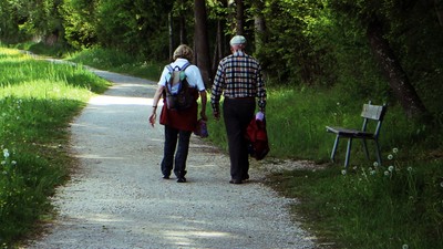 To par med rygskeder og køleskabe går på sti i skoven