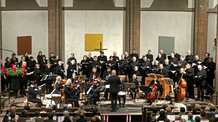 Ein Orchester und Chor proben in einer großen Kirche