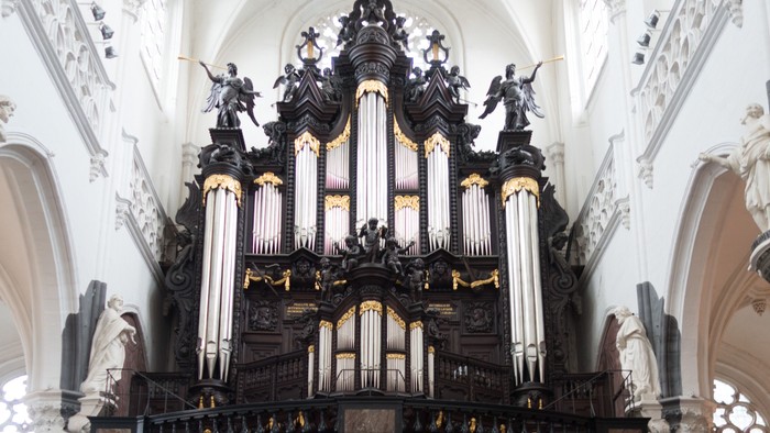 Große Kirchenorgel mit aufwendiger Dekoration in einem großen Kirchenraum
