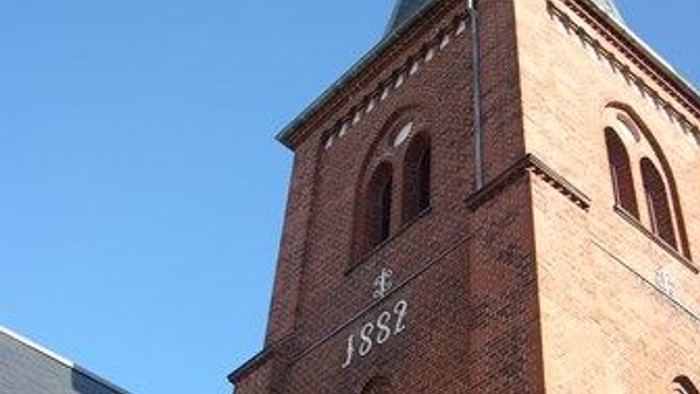 Tårn med årstal 1882 på kirke.