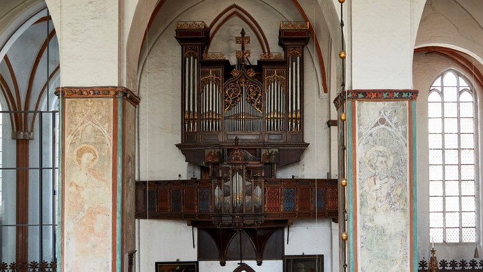 Innenraum einer Kirche mit Orgel und Altären