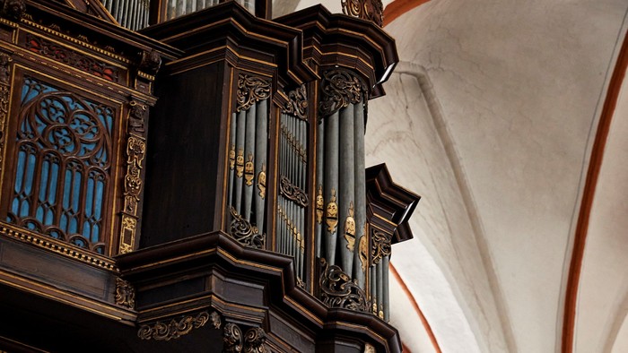 Orgel in Kirche mit filigranem Design