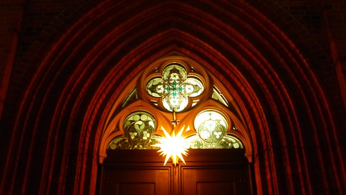 Buntes Kirchenfenster mit Sonnenlicht