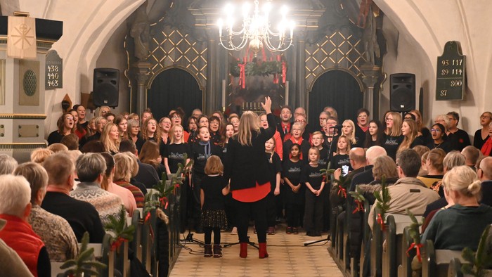 En kirke med en stor samling af mennesker, der deltager i en festlig begivenhed.