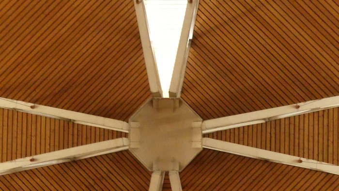 Holzdecke mit Lichtdurchlass in der Mitte