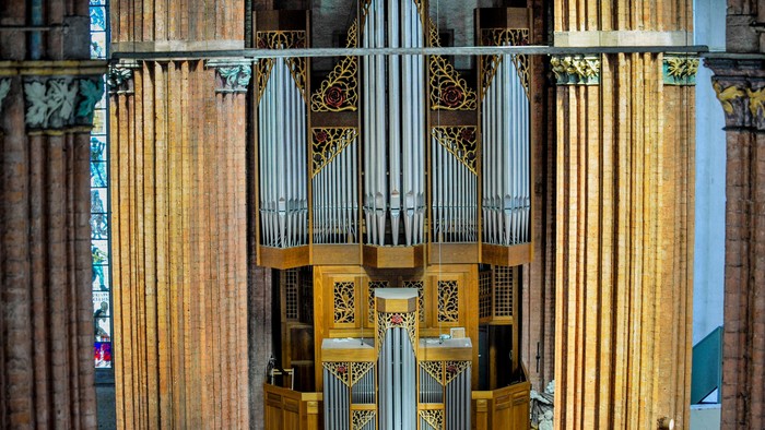 Orgel in einer Kirche mit verzierten goldenen Akzenten