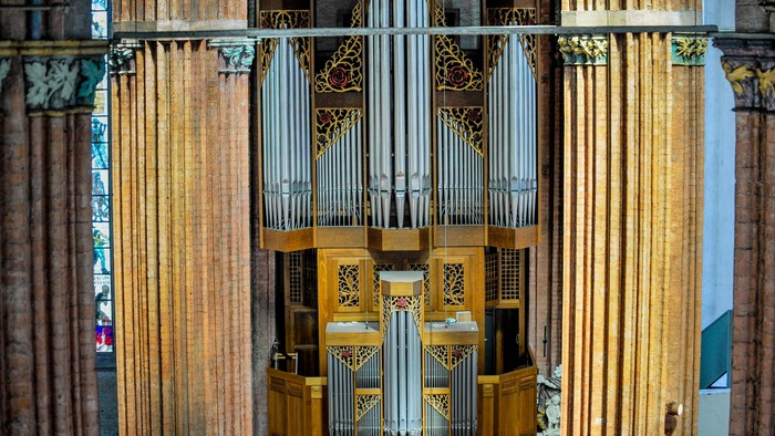 Orgel in einer Kirche mit verzierten goldenen Akzenten