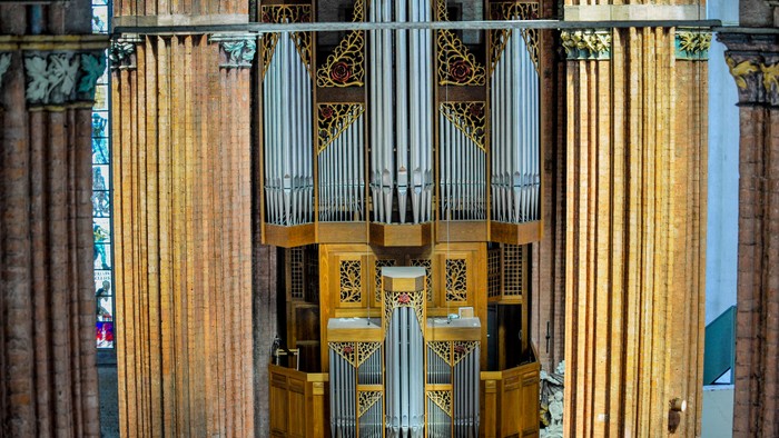 Orgel in einer Kirche mit verzierten goldenen Akzenten