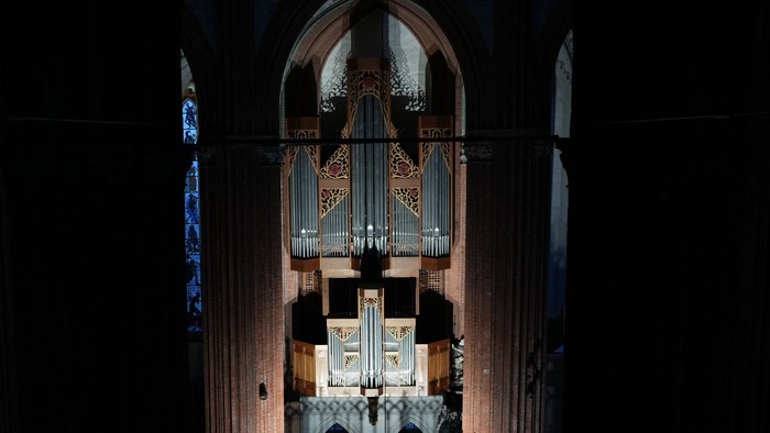 Orgel in einer Kirche, beleuchtet von unten